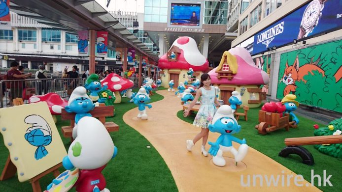 巨型藍精靈村莊搬到海港城！依莉詩帶係睇漫畫絕密原稿