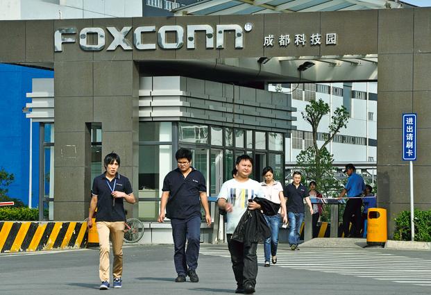 富士康終獲批准收購 Sharp，進軍 OLED 市場