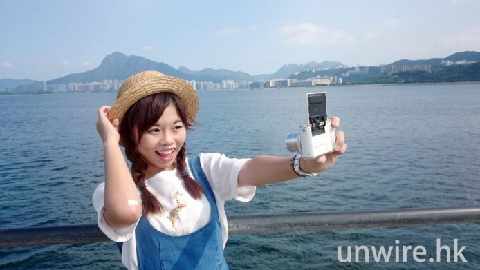 依莉詩：一秒變長腿　角度很重要　CASIO 「反Mon自拍神器」EX-ZR5000