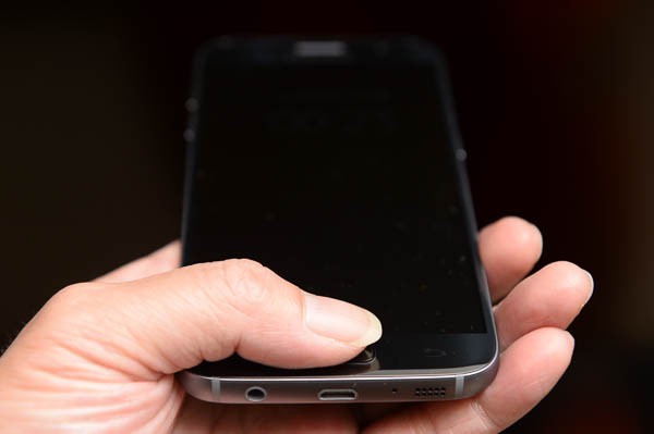 Samsung 新專利曝光！Galaxy S8 或加入指紋識別滑動操作