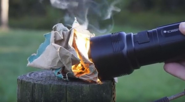 【有片睇】唔止照明咁簡單！FlashTorch Mini 電筒可以生火兼煮食