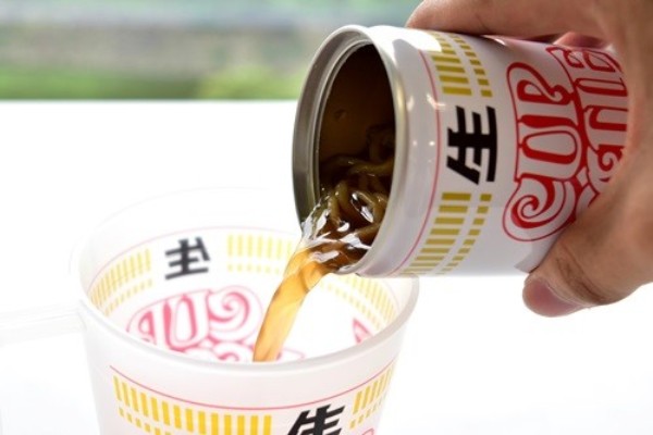 限量 1 萬套！日清推出「生 Cup Noodle」有湯底打開即食都得