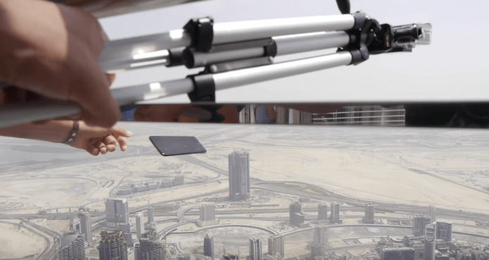 網絡紅人走到全球最高建築物掟 iPhone 7 落街