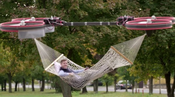 【有片睇】四軸飛行終極玩法！加張「吊床」即可載人飛上半空
