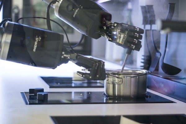 可模仿星級大廚動作！Moley 廚師機械人可自動煮出米芝蓮級佳餚