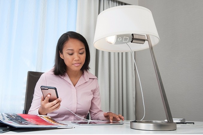 燈膽充電座二合一 PowerBulb 蝸居最啱