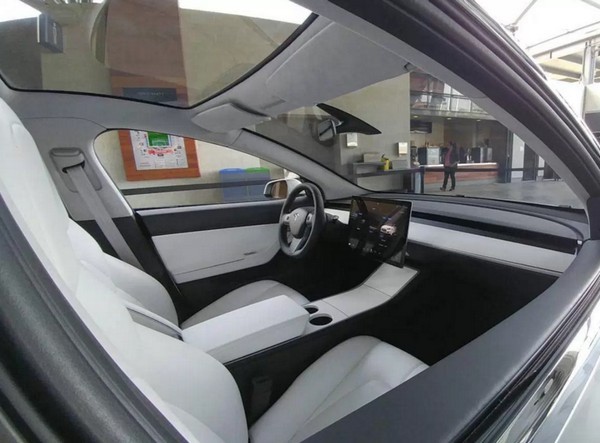 Tesla Model 3 車廂內籠曝光！完全冇儀錶板只得一塊 Touchscreen 超簡潔