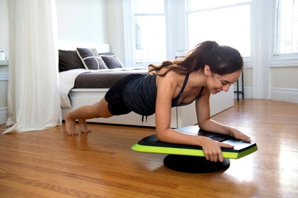 做 Plank 平板支撐不再悶！Stealth 邊玩遊戲邊練出馬甲線