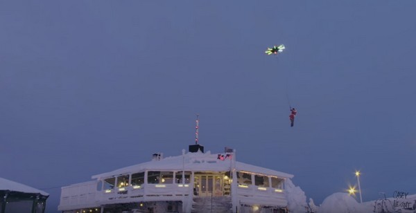 【有片睇】嘆為觀止！海外高手特製無人機拖住滑雪兼可將人吊上半空