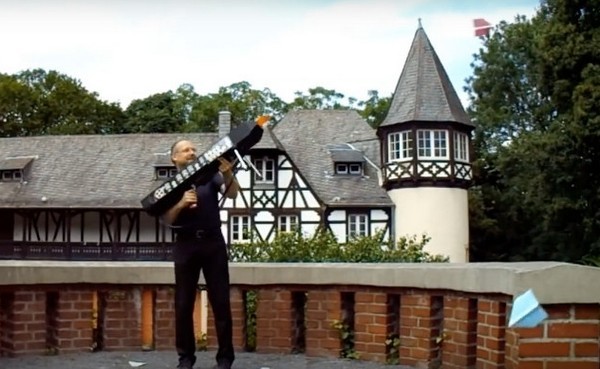 【有片睇】自動摺好不經人手！「紙飛機機關槍」每分鐘可發射 120 隻紙飛機