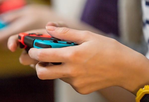 要額外花錢買配件！Switch 原裝 Joy-Con 握把原來不具備充電功能