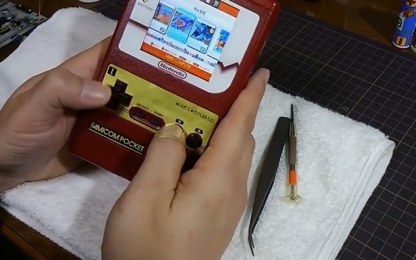 【有片睇】可以拎住四圍玩！海外高手將迷你紅白機改裝成手提機版 FAMICOM POCKET