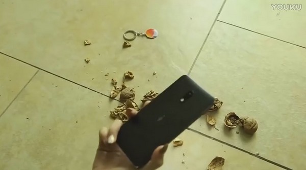 【有片睇】延續擋子彈神話？實測 Nokia 6 砸碎核桃冇難度