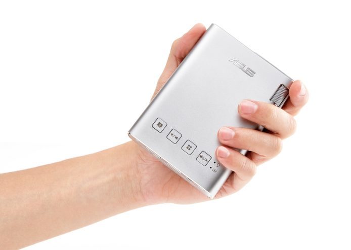 ASUS ZenBeam E1：放得落褲袋的流動投影機