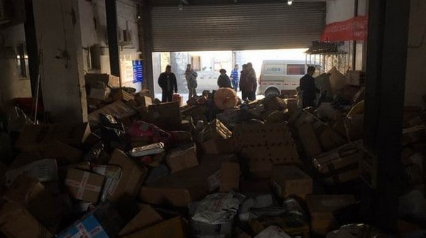 【淘寶小心】大量貨件堆積如山！網傳圓通速遞倒閉欠薪官方有回應