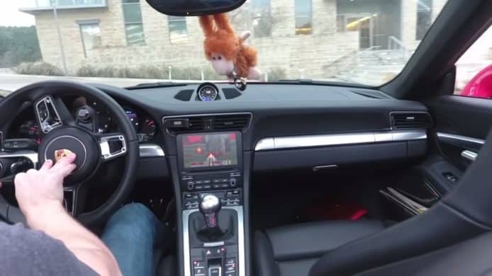 瘋狂保時捷車主  一支 USB 令跑車變遊戲機