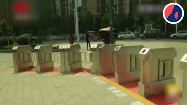 亂過馬路即拍大頭相！中國武漢路口裝「過馬路神器」以防市民衝紅燈