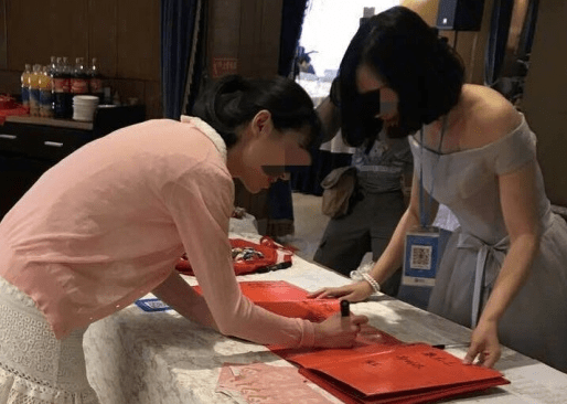 連收人情都用QR條碼！伴娘心口一嘟即過數