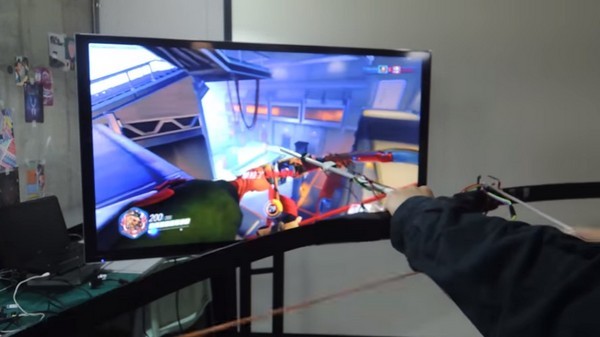成本 500 港元有找！台灣研究生自製「體感弓」玩《Overwatch》