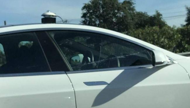 難得一見雙軚盤設計  Tesla Model S 測試車