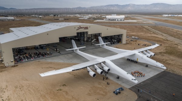 全球最大飛機 Stratolaunch 面世！每次可同時發射 3 支火箭