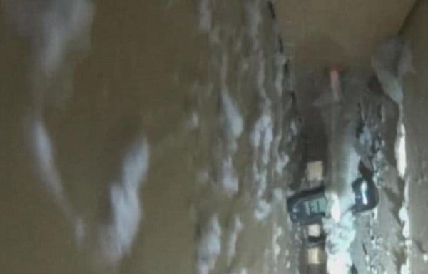 鬧鐘卡在牆中無法取出！美夫婦 13 年來每晚準時聽到鐘聲