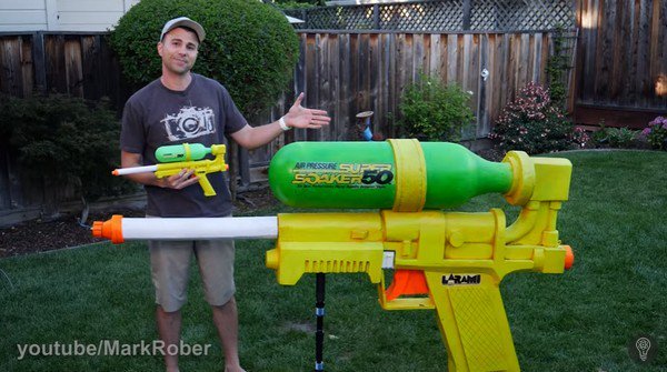 前 NASA 工程師自製「巨型水槍」！威力驚人射爆玻璃切開西瓜