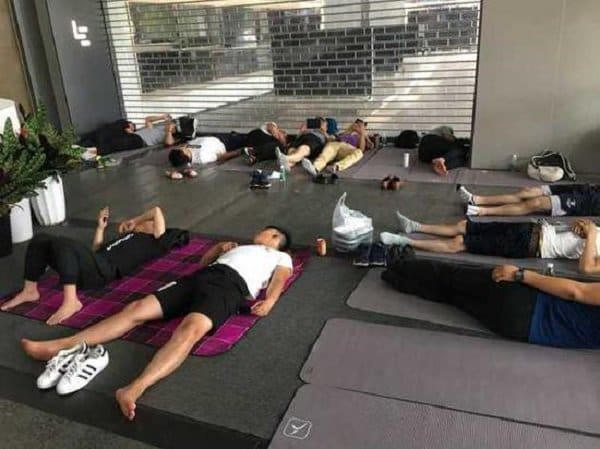 樂視轉玩「教瑜珈」?  大量債主躺大門追債