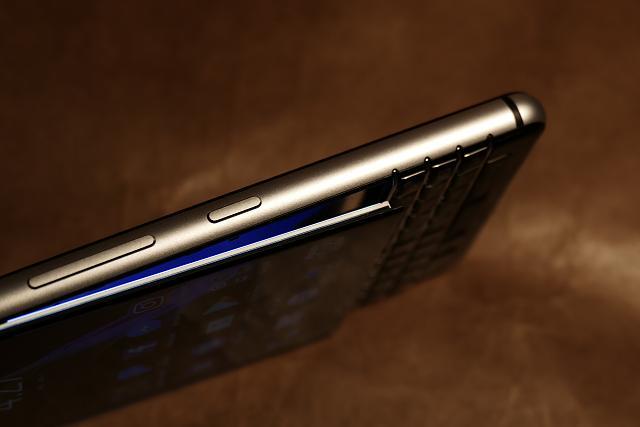 推補救措施 新出廠 BlackBerry KEYone 螢幕不再鬆脫