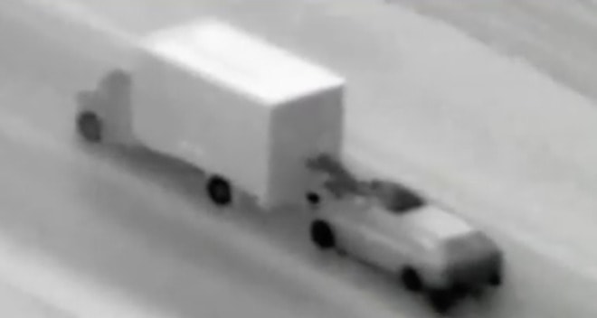 偷iPhone新手法！從高速行駛中的貨車偷取價值460萬iPhone