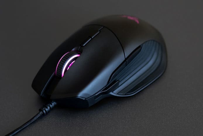 Razer Basilisk可變滾輪抗阻滑鼠　可換式拇指按鍵切換DPI感應度