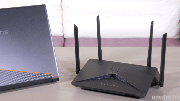 D-Link DIR-882 「凸」破平面設計　穿牆及覆蓋能力俱佳