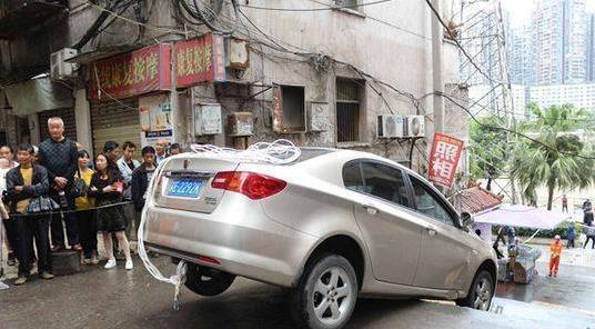 大陸女司機誤信導航　駕車卡住行人石梯動彈不得
