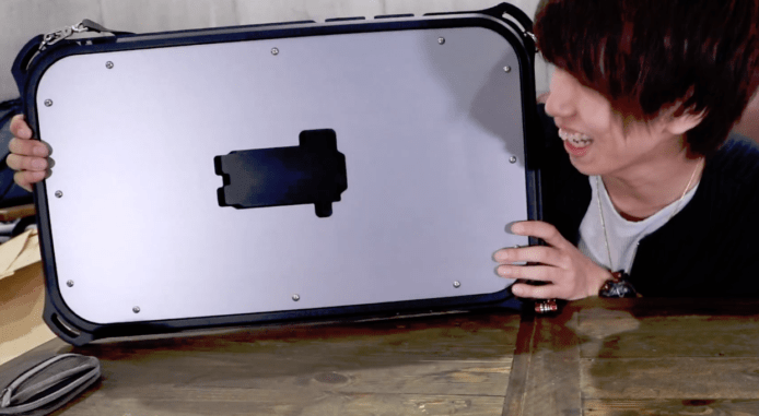 【有片睇】日本人買世界最大 iPhone 保護殼　足有盾牌般巨型