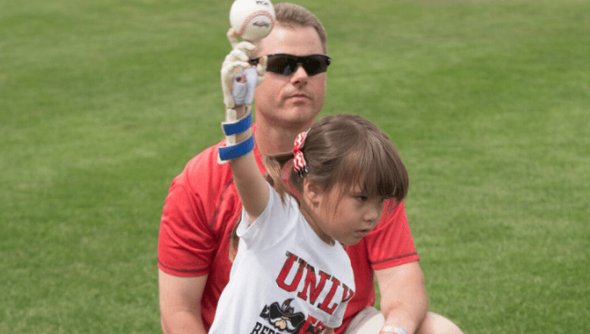 7歲小棒球迷以 3D 打印義手主持 World Series 開球禮