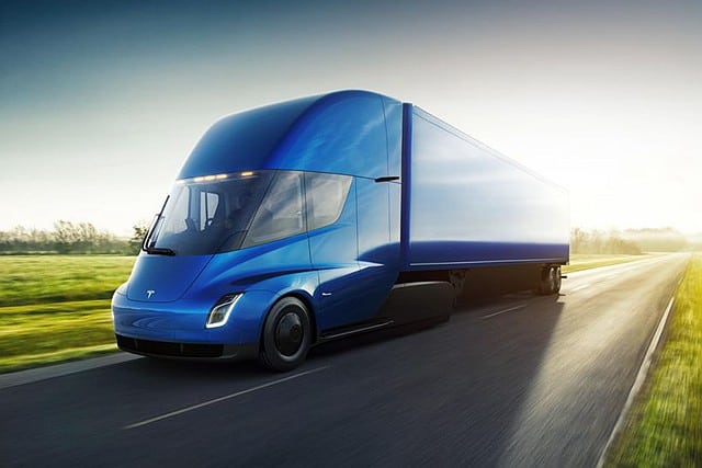 Tesla Semi 電動拖頭車發表售價　只貴一般柴油車一成