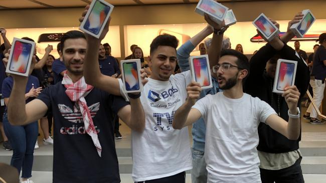 iPhone首賣日大排長龍　亞太區各地可 Walkin 買機