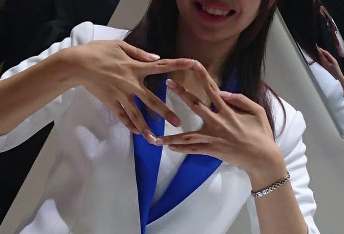 Suzuki 汽車模特兒「S」標誌手勢似到十足！敬業樂業成網民熱話