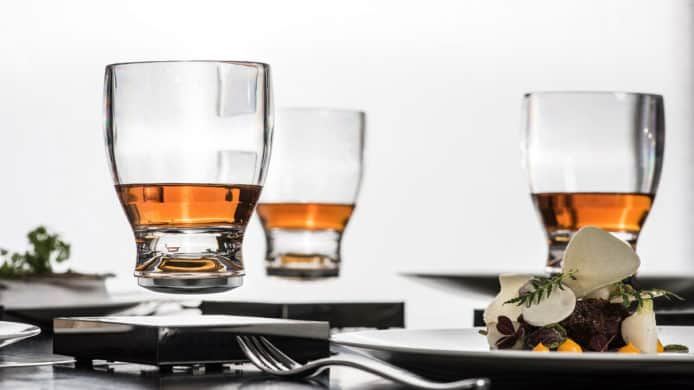 磁浮玻璃杯不怕倒瀉　摸酒杯底更加過癮