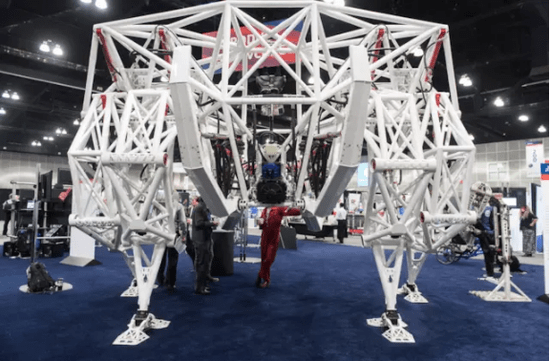 【有片睇】4.5米高機甲巨獸現身CES　奔跑時速最高30公里！