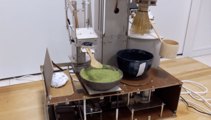 機械人玩日本傳統茶道　高速攪拌茶粉更勝人手