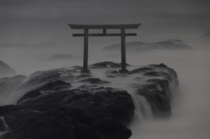 天氣惡劣拍日本鳥居反得最有意境效果　無後製天然黑白相片網絡瘋傳