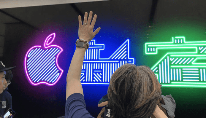 【有片睇】Apple 日本新宿分店開幕　吸引千名果迷朝聖