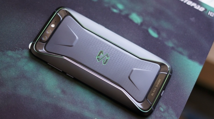 小米黑鯊遊戲手機　液冷散熱＋8GB RAM＋Snapdragon 845