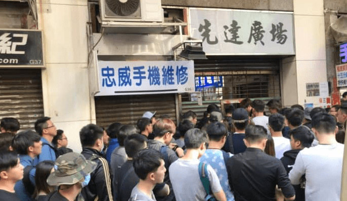 海關突襲先達檢 150 萬冒牌貨　手機混冒牌配件當真機賣　