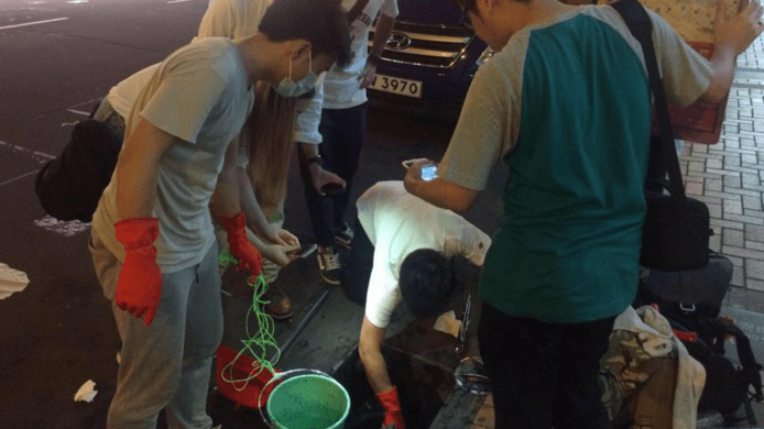 【有片睇】iPhone 8 跌坑渠兩小時　成功打撈功能如常