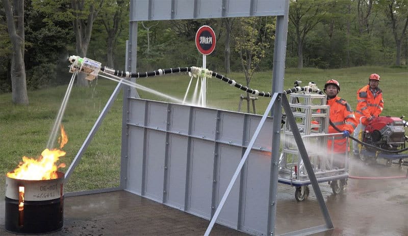 日本研發浮空消防機械人　水喉伸進火場直接灌救