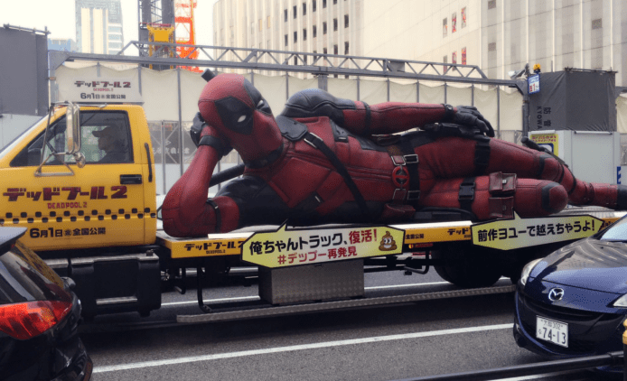 Deadpool 死侍巨大模型瞓住四圍走　網民驚喜拍片