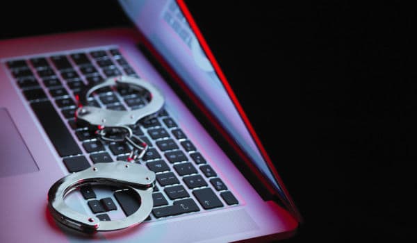 持槍指嚇搶劫域名  男子鋃鐺入獄