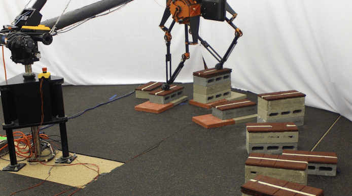 【有片睇】機械學習助機械人行走崎嶇路面　兩足輕快走過不規則踏腳石